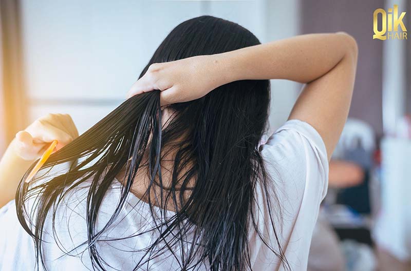 chải tóc khi tóc còn ướt