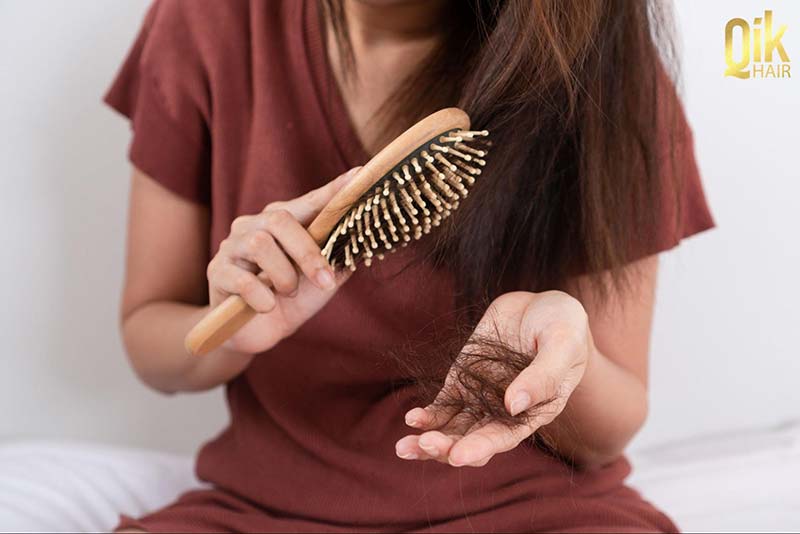 khi chải đầu bị rụng tóc quá nhiều