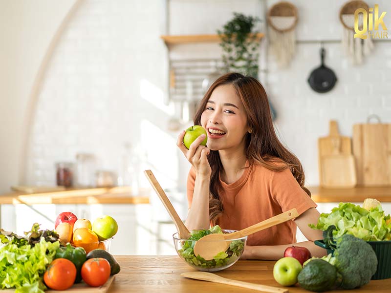 phụ nữ có chế độ ăn lành mạnh