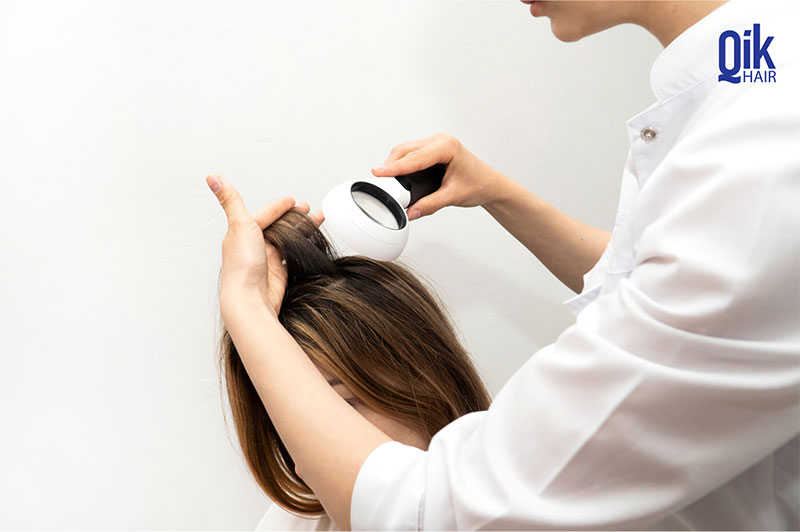 bác sĩ kiểm tra tình trạng tóc