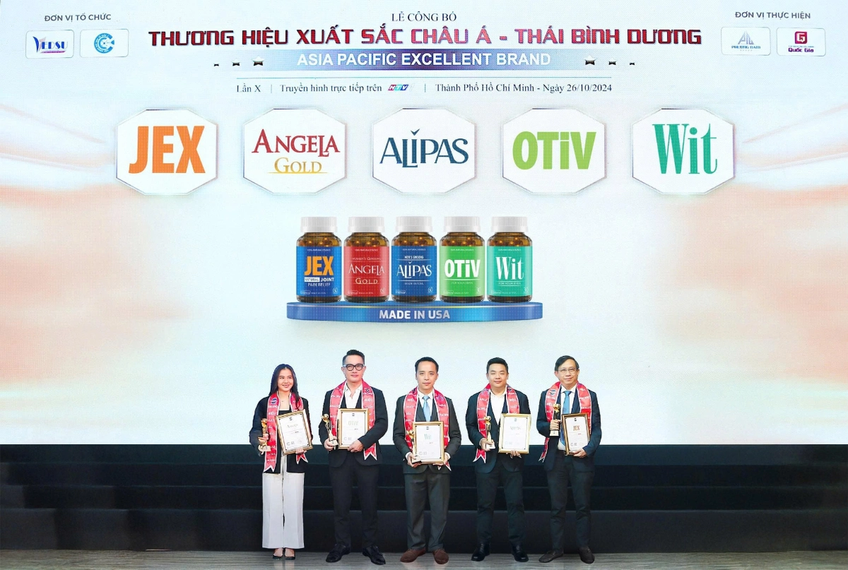 nhận giải thưởng